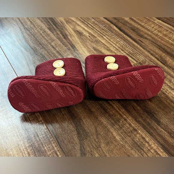 Baby booties red/maroon. Slippers one size. Myggpp - Picture 3 of 7